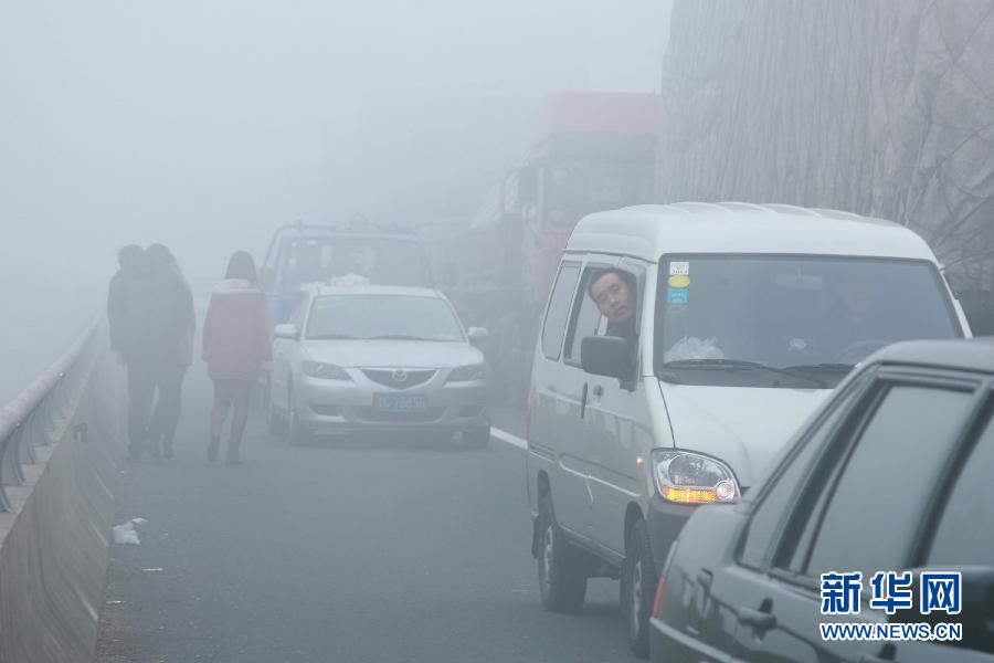 12月4日，滬陜高速揚州段大量車輛滯留。