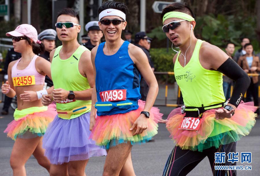 12月8日，三名男選手身著“蓬蓬裙”參加比賽。