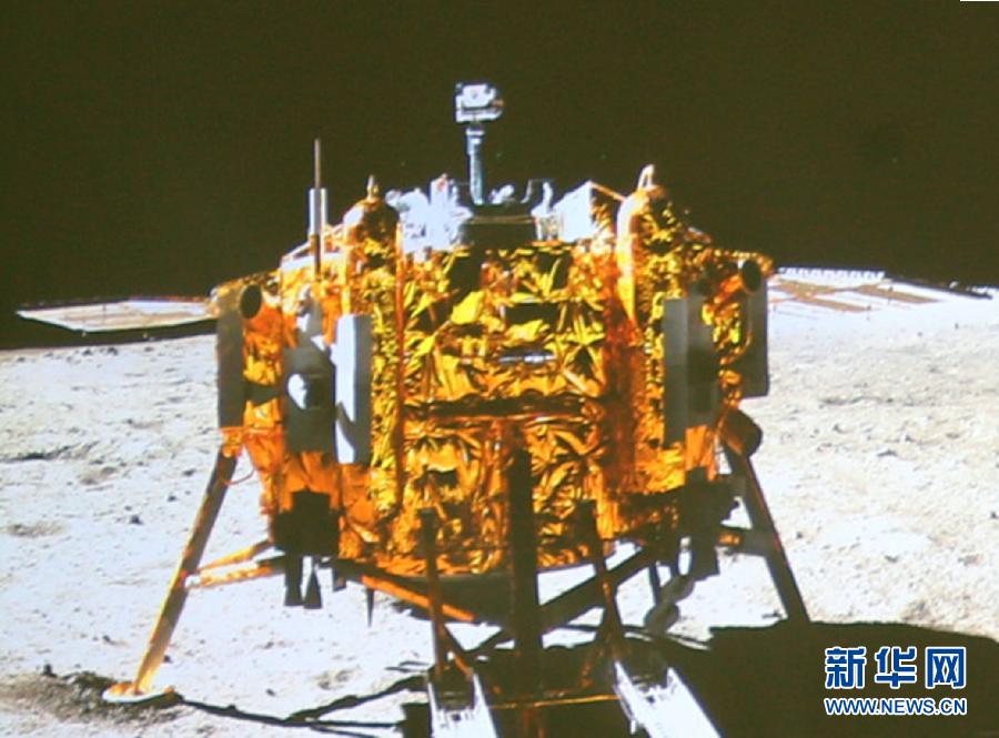 這是北京飛控中心大屏幕上顯示“玉兔”號(hào)月球車上的全景相機(jī)拍攝的嫦娥三號(hào)著陸器照片。