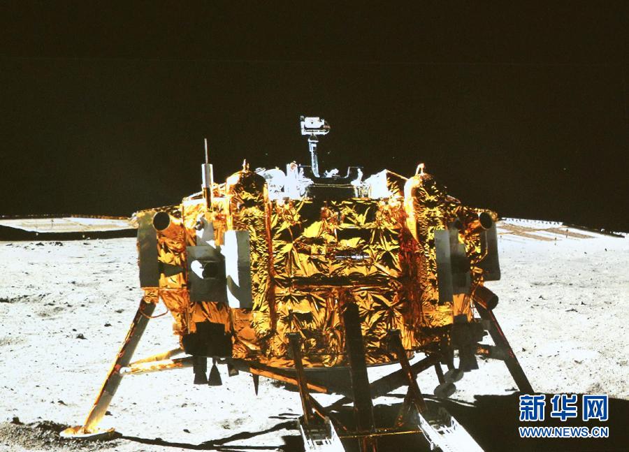 這是北京飛控中心大屏幕上顯示“玉兔”號(hào)月球車上的全景相機(jī)拍攝的嫦娥三號(hào)著陸器照片。