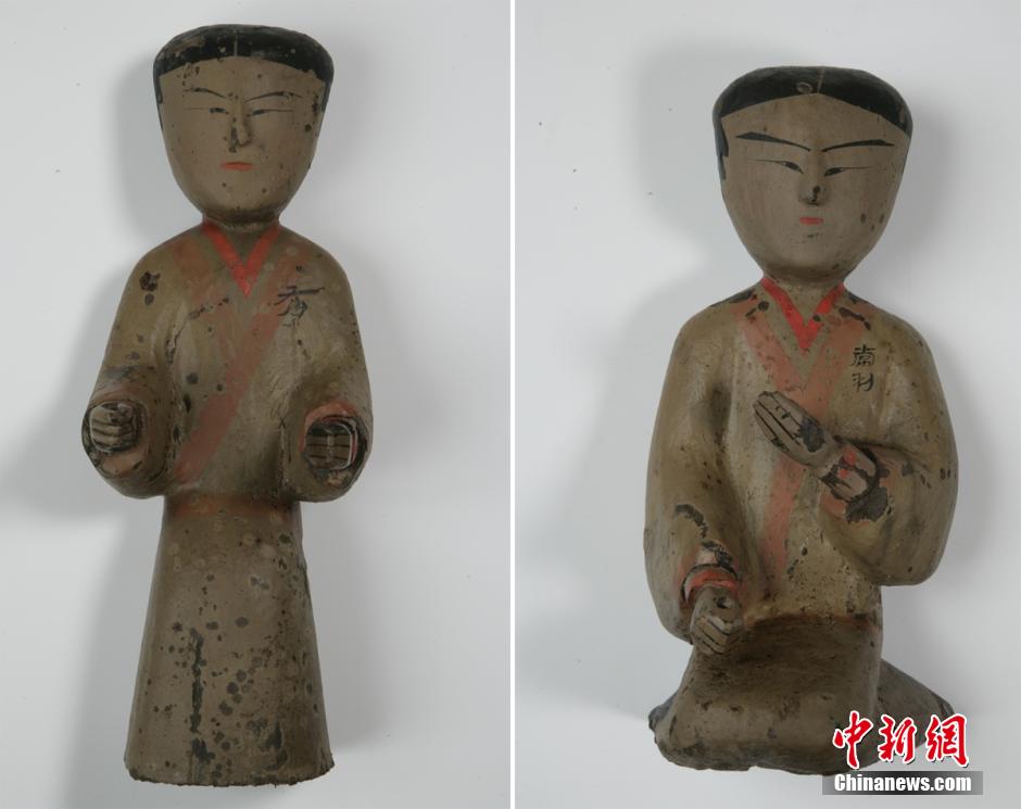 圖為出土的彩繪木俑。