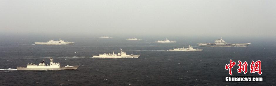圖為遼寧艦與水面艦艇進行協(xié)同訓練。中新社發(fā) 李靖 攝