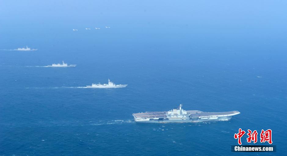 圖為遼寧艦與水面艦艇、飛機進行協(xié)同訓練。中新社發(fā) 胡鍇冰 攝