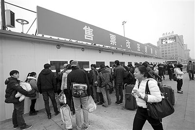 1月6日，北京站搭建完畢的臨時售票處已經(jīng)投入使用。今年春運期間，北京鐵路局共開設(shè)售票窗口3421個，同比增加150個。新京報記者