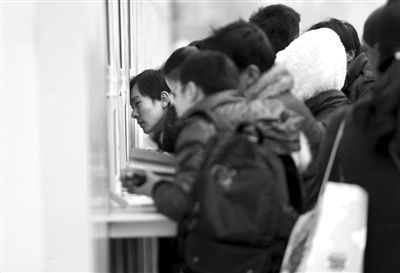 1月6日，旅客在北京站臨時售票處排隊購票。新京報記者