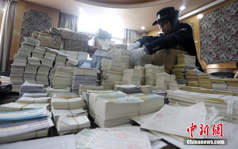 湖北省武漢市，民警清點(diǎn)大量非法制作的成品，半成品假票和制假工具。