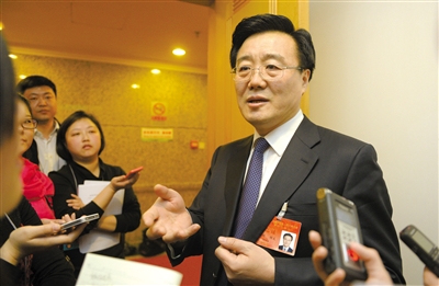 昨日，在十四屆人大二次會(huì)議順義代表團(tuán)全團(tuán)審議后，北京市人大代表、北京市常務(wù)副市長(zhǎng)李士祥接受記者提問。新京報(bào)記者 浦峰 攝