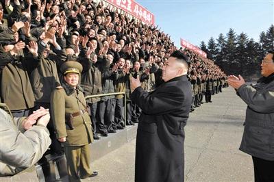 朝中社1月15日發(fā)布的圖片顯示，朝鮮最高領導人金正恩視察位于平安南道的國家科學院，與科研人員會面。