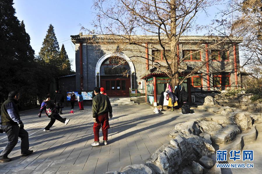 1月15日，市民在北京北海公園內(nèi)的上林苑飯莊門前晨練。