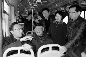 繆瑞林在車(chē)上與市民、乘委會(huì)委員交流 通訊員 卜照雪 攝