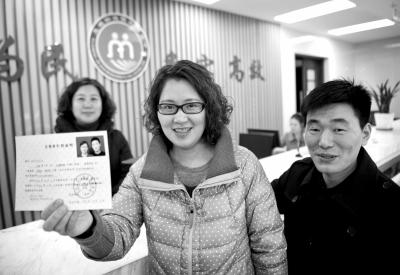 2014年1月27日，浙江臺(tái)州，王傳遠(yuǎn)、陳芳芳夫妻倆舉起再生育證向人們展示。圖/東方IC