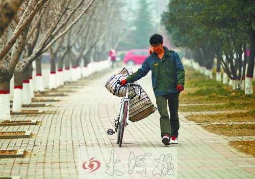 走在校園的小路上，帥氣的單車是我同伴，鼓鼓的行囊盛不下父母深深的惦念。