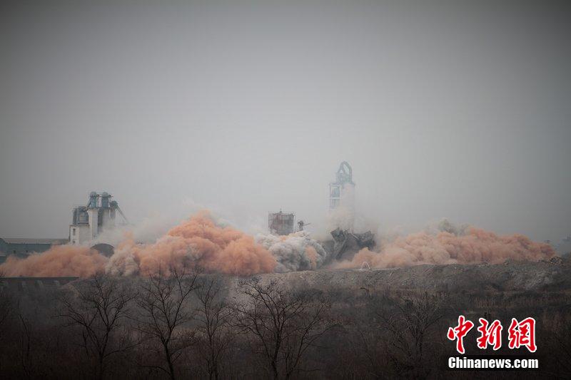 　2014年2月17日，石家莊市再次啟動(dòng)壓減水泥過剩產(chǎn)能、治理大氣污染水泥企業(yè)集中爆破拆除行動(dòng)。