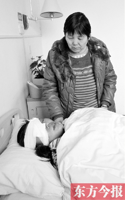 17日，52歲的王美蘭在做完眼角膜移植手術(shù)后躺在病床上休息