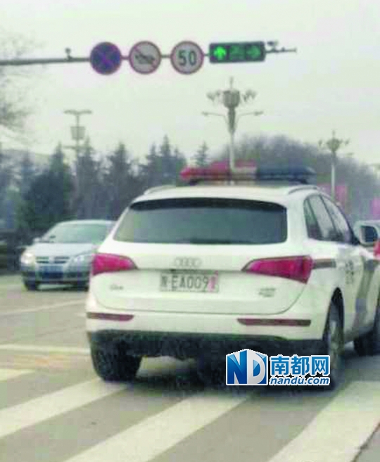 渭南市中院配備的奧迪Q 5警車(chē)在路上行駛。圖片來(lái)源：新浪微博