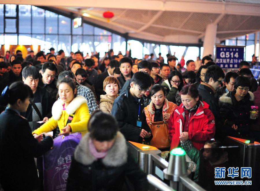 2月24日，在武漢火車站，乘客在檢票進站。