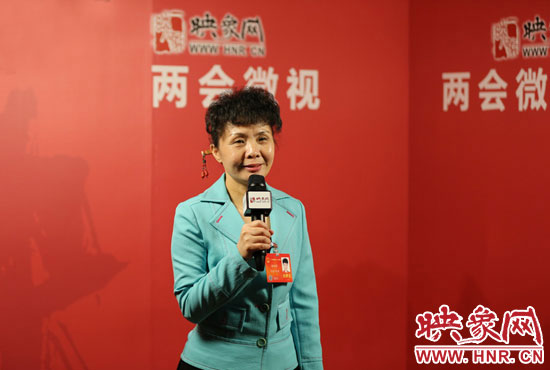 在映象網(wǎng)全國兩會北京演播室，全國人大代表、河南理工大學音樂學院副院長游吟歌做客《兩會微視》訪談.