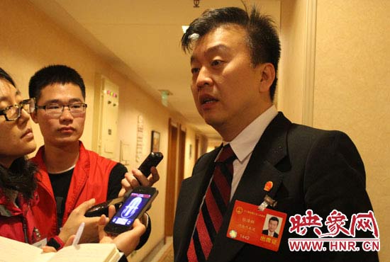 全國(guó)人大代表、中央電視臺(tái)綜藝頻道節(jié)目組主持人、河南省青聯(lián)榮譽(yù)副主席張澤群