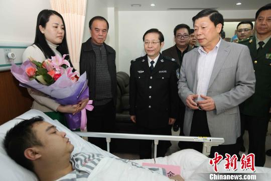 廣西壯族自治區(qū)黨委常委、政法委書記溫卡華看望唐蔚宣。