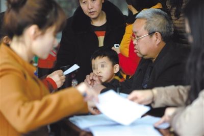 昨日，家長為服用藥品的幼兒登記參加體檢。西安兩所幼兒園長期給園內(nèi)幼兒集體服用“病毒靈”。