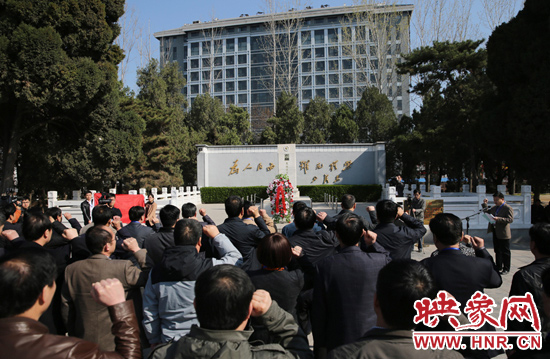 在焦裕祿紀(jì)念館，參觀的人絡(luò)繹不絕，一批批來自全國各地的黨員干部前來學(xué)習(xí)焦裕祿事跡