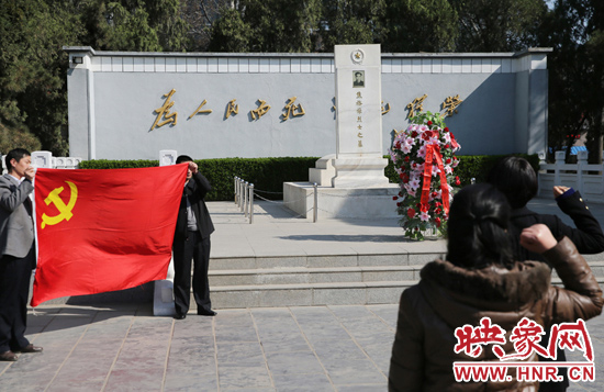 在焦裕祿紀(jì)念園，來自河南的黨員干部在焦陵前宣誓。