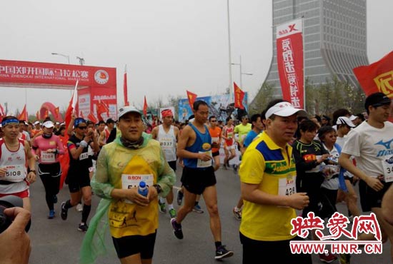 3月30日上午8點(diǎn)20分，2014鄭開國(guó)際馬拉松賽在鄭開大道鳴槍起跑。