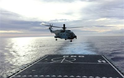 3月29日，一架艦載直升機從井岡山艦起飛執(zhí)行搜索任務(wù)。當天，海軍井岡山艦抵達南印度洋新任務(wù)區(qū)開始搜索。 新華社發(fā)
