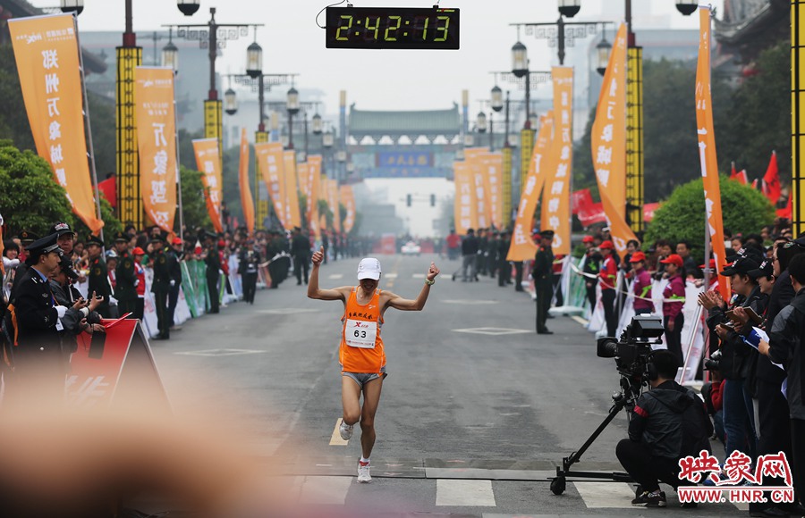 一名選手抵達(dá)終點(diǎn)后，高舉雙手慶祝。