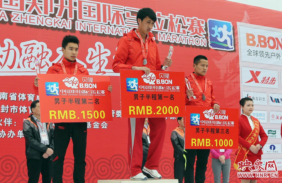 男子半程前三名選手。