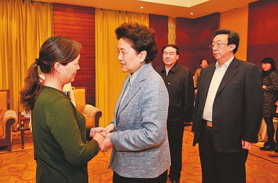  4月9日，中共中央政治局委員、國務(wù)院副總理劉延?xùn)|在鄭州接見“踐行焦裕祿精神的好校長”張偉的家屬。