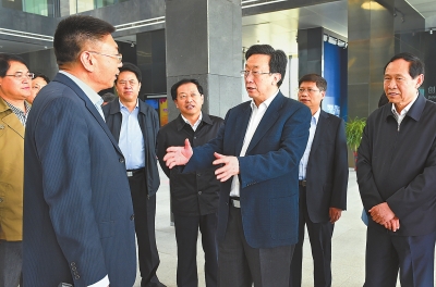 4月9日，省委書記、省人大常委會(huì)主任郭庚茂帶隊(duì)，在洛陽(yáng)高新技術(shù)產(chǎn)業(yè)集聚區(qū)內(nèi)觀摩考察。