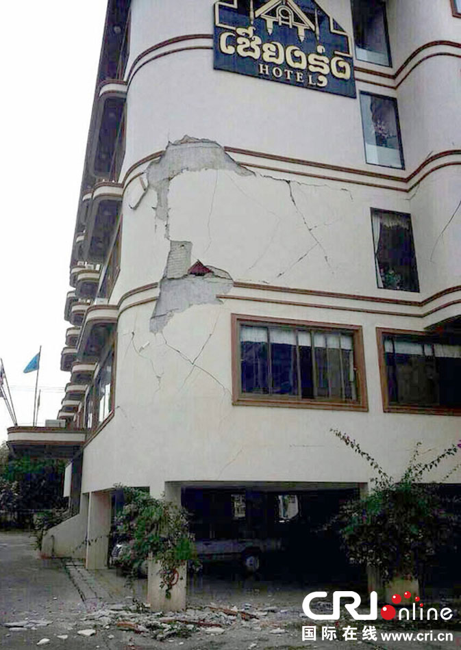 　當?shù)貢r間2014年5月5日，泰國清萊，一棟酒店大樓墻皮脫落。 圖片來源：東方IC