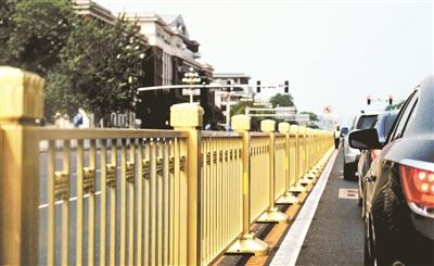 從復(fù)興門到建國門，長安街一線全部更換為金色護(hù)欄 攝影/本報(bào)記者 郝羿
