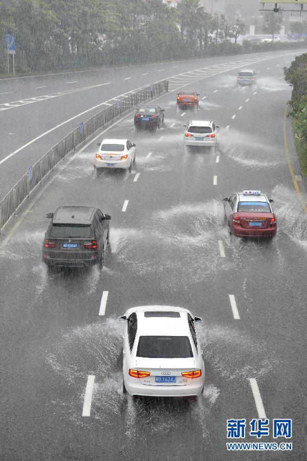 　5月11日，車輛在深圳街頭涉水前行。