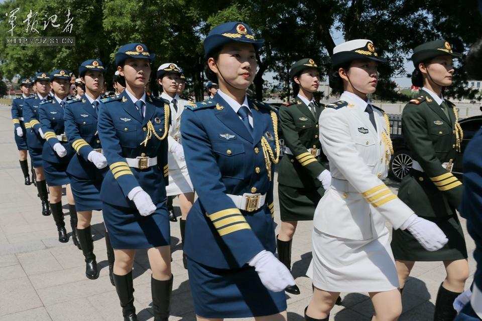 解放軍首批女儀仗兵亮相，90%以上擁有大專以上學歷，平均身高1.72米。圖為女兵儀仗隊。