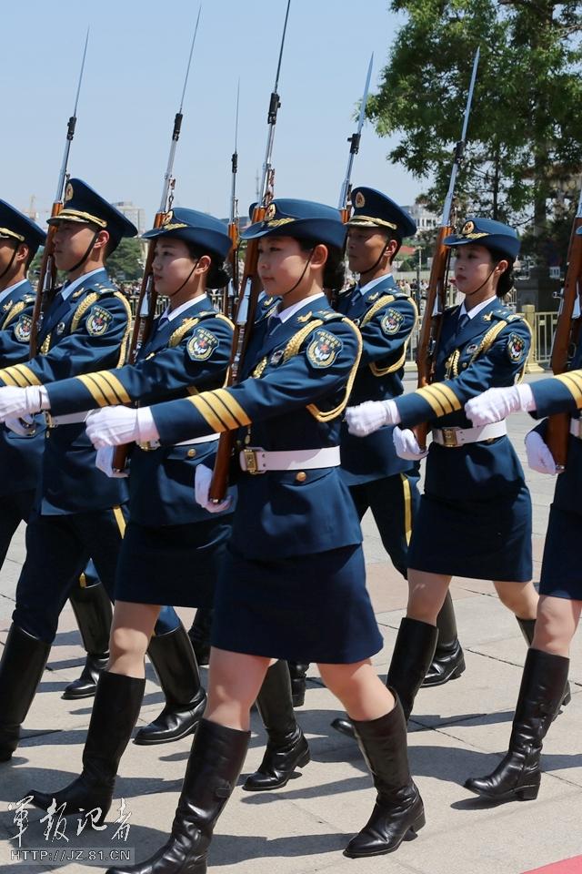 　解放軍首批女儀仗兵亮相，90%以上擁有大專以上學歷，平均身高1.72米。圖為女兵儀仗隊。