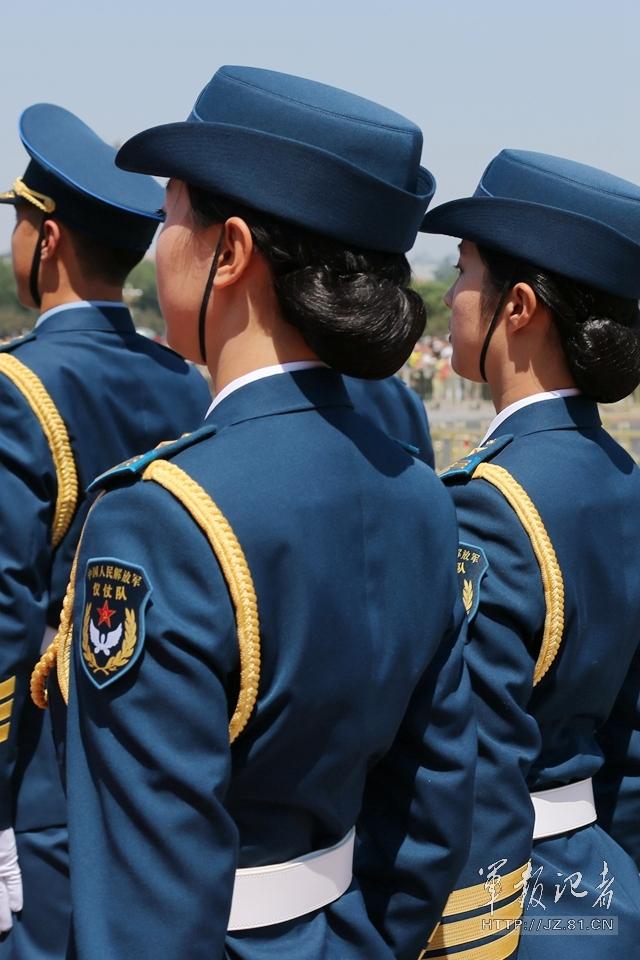 解放軍首批女儀仗兵亮相，90%以上擁有大專以上學歷，平均身高1.72米。圖為女兵儀仗隊。