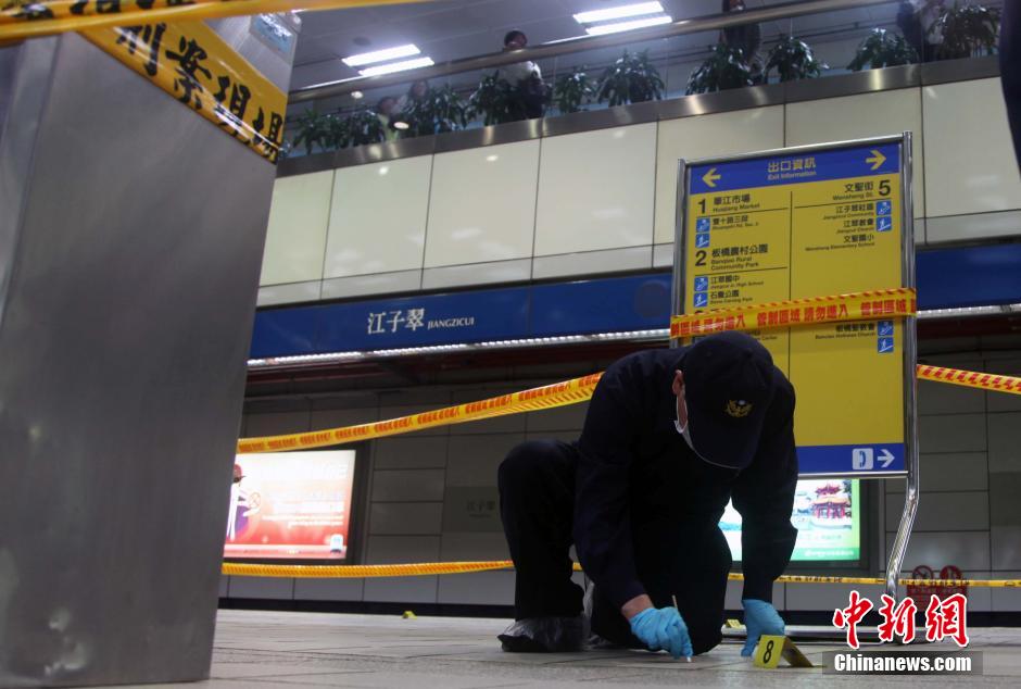 圖為新北市警察在現(xiàn)場(chǎng)勘查。中新社發(fā) 劉舒凌 攝