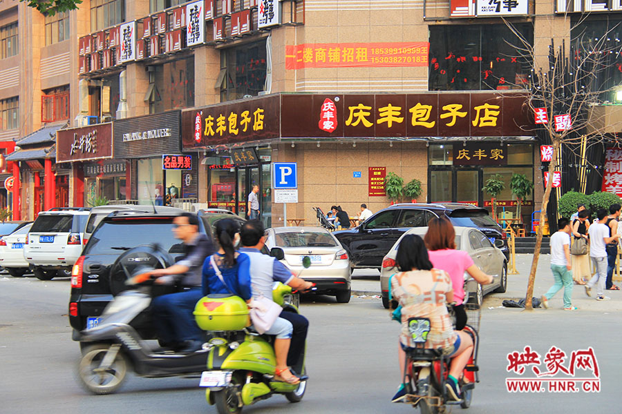 “慶豐包子店”位于路口拐角處,人流量車流量很大,堪稱黃金位置。