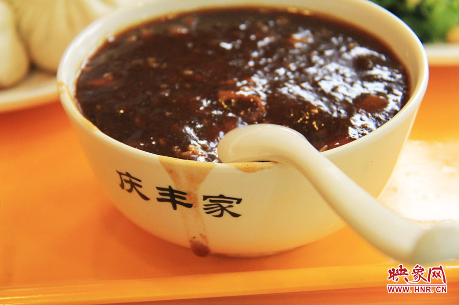 一碗炒肝,看上去也有滋有味。