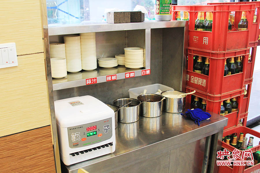 調(diào)料、小碟、餐具也都被放在另一張單獨的桌子上,需要用餐者“自助”。