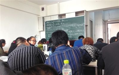 5月6日，大慶市，油田實行招工考試后，出現(xiàn)了各種考前輔導(dǎo)班。