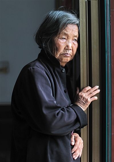 為了能“睡棺木”土葬，潘秀英四次喝農(nóng)藥自殺，后被搶救過來。