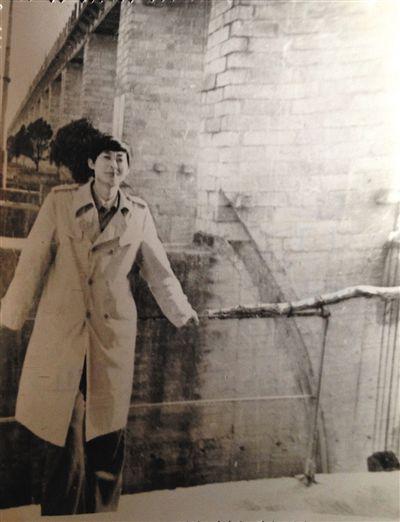 1995年，于英生在蚌埠淮河閘上留影。