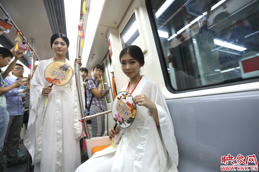 乘著龍舟“穿越”到鄭州的兩位古裝美女。