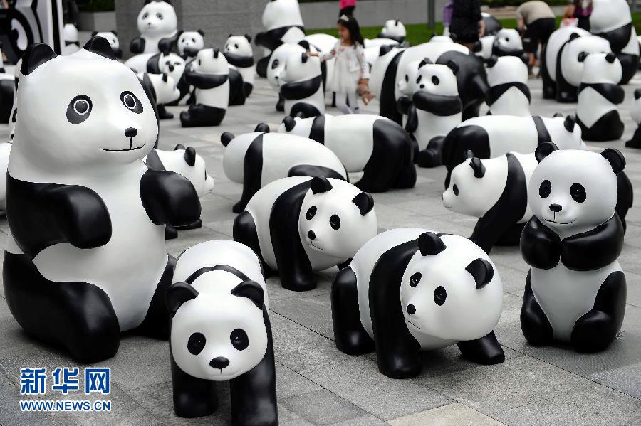 這是6月2日在上海靜安嘉里中心廣場拍攝的萌態(tài)百出的“熊貓”大軍。