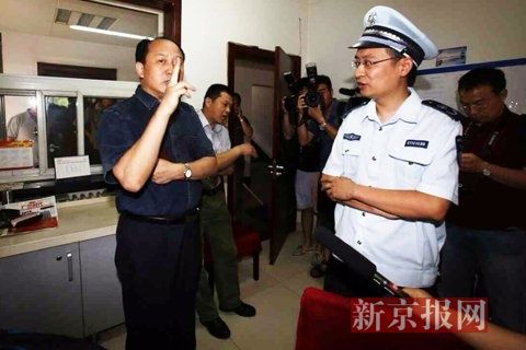 國(guó)家文物局的一名工作人員正在與執(zhí)法人員對(duì)峙。新京報(bào)記者 高瑋 攝