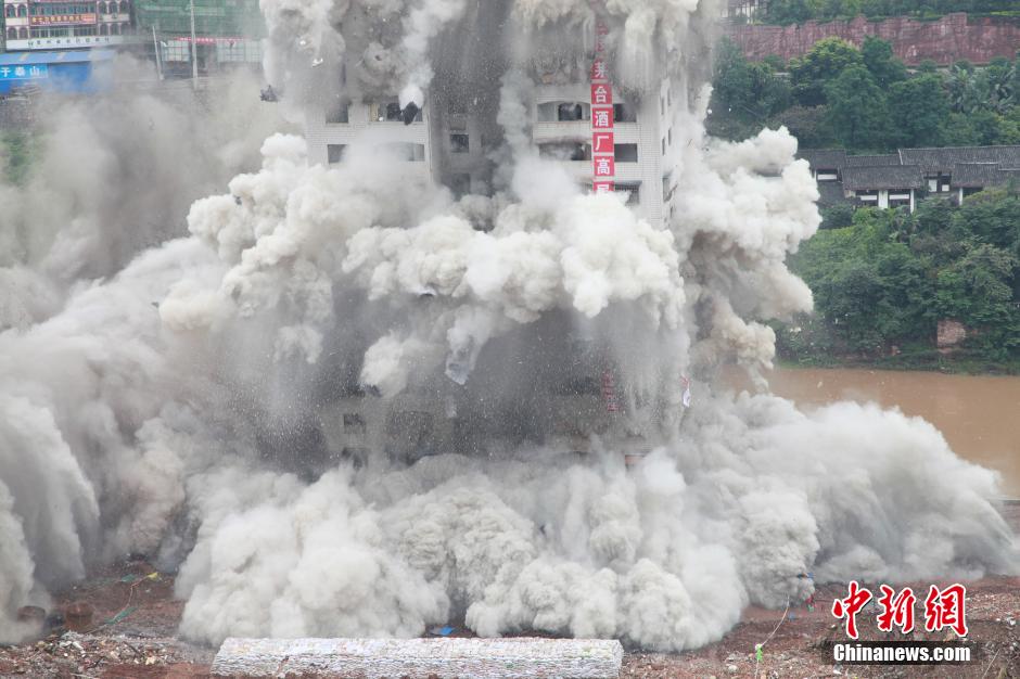 6月6日13時，貴州仁懷茅臺大橋及鐘樓整體爆破成功。