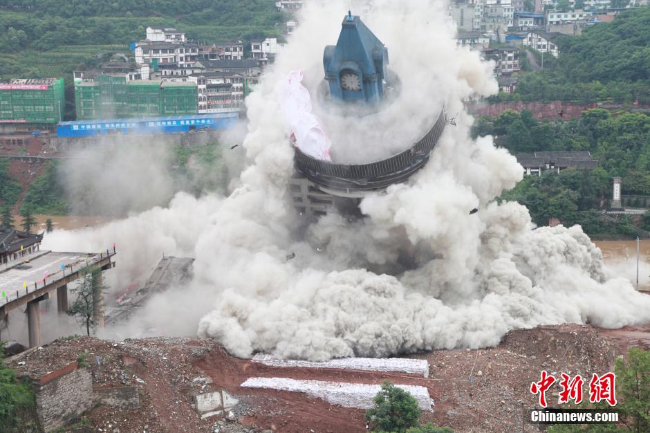 6月6日13時，貴州仁懷茅臺大橋及鐘樓整體爆破成功。